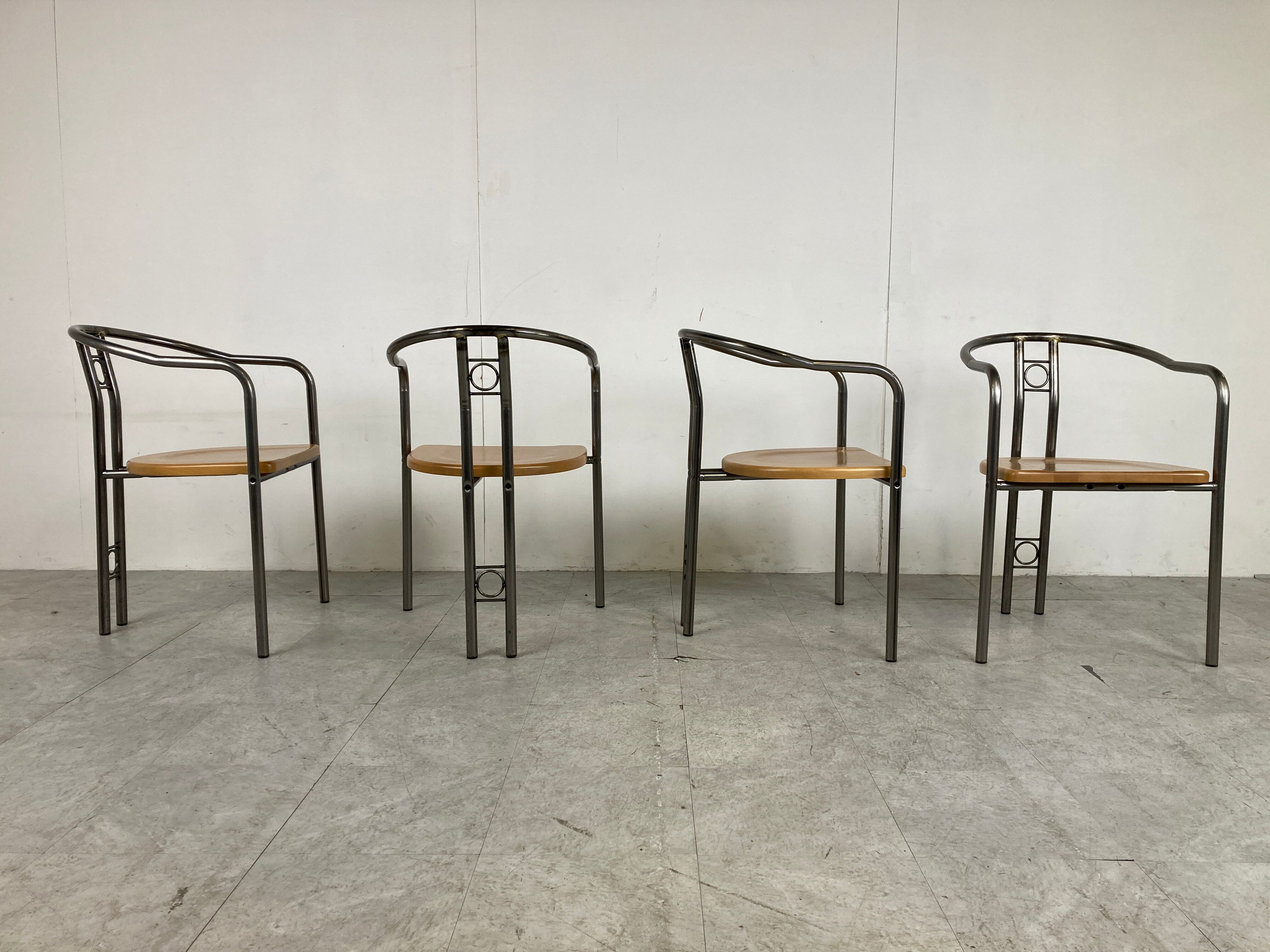 Chaises et table de salle à manger postmodernes, années 1980
