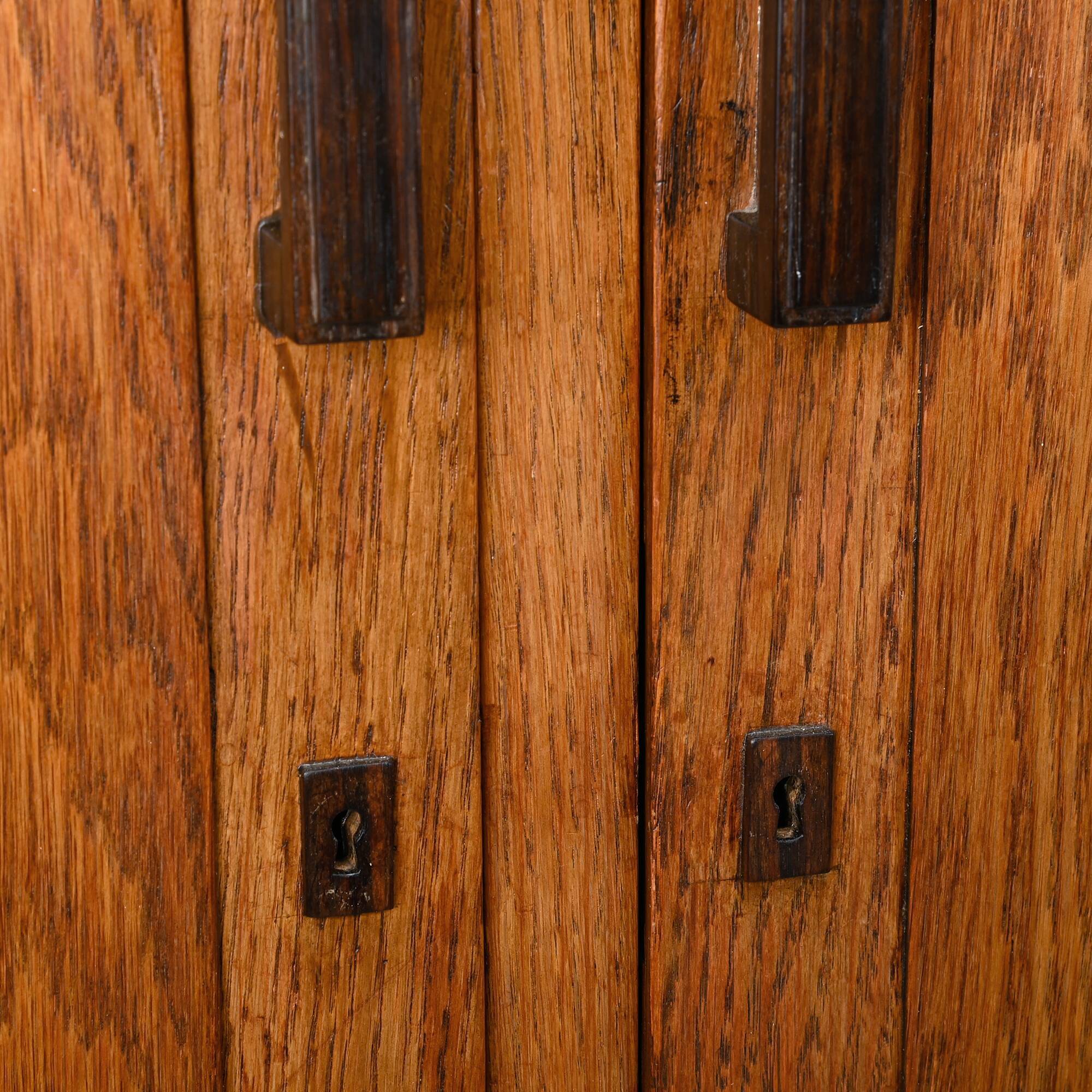 Cabinet d'archive en chêne moderniste, commode dans le style de l'École d'Amsterdam
