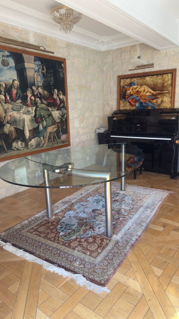 Table ghibli en verre avec 8 chaises parisiennes pieds sabrés roche bobois