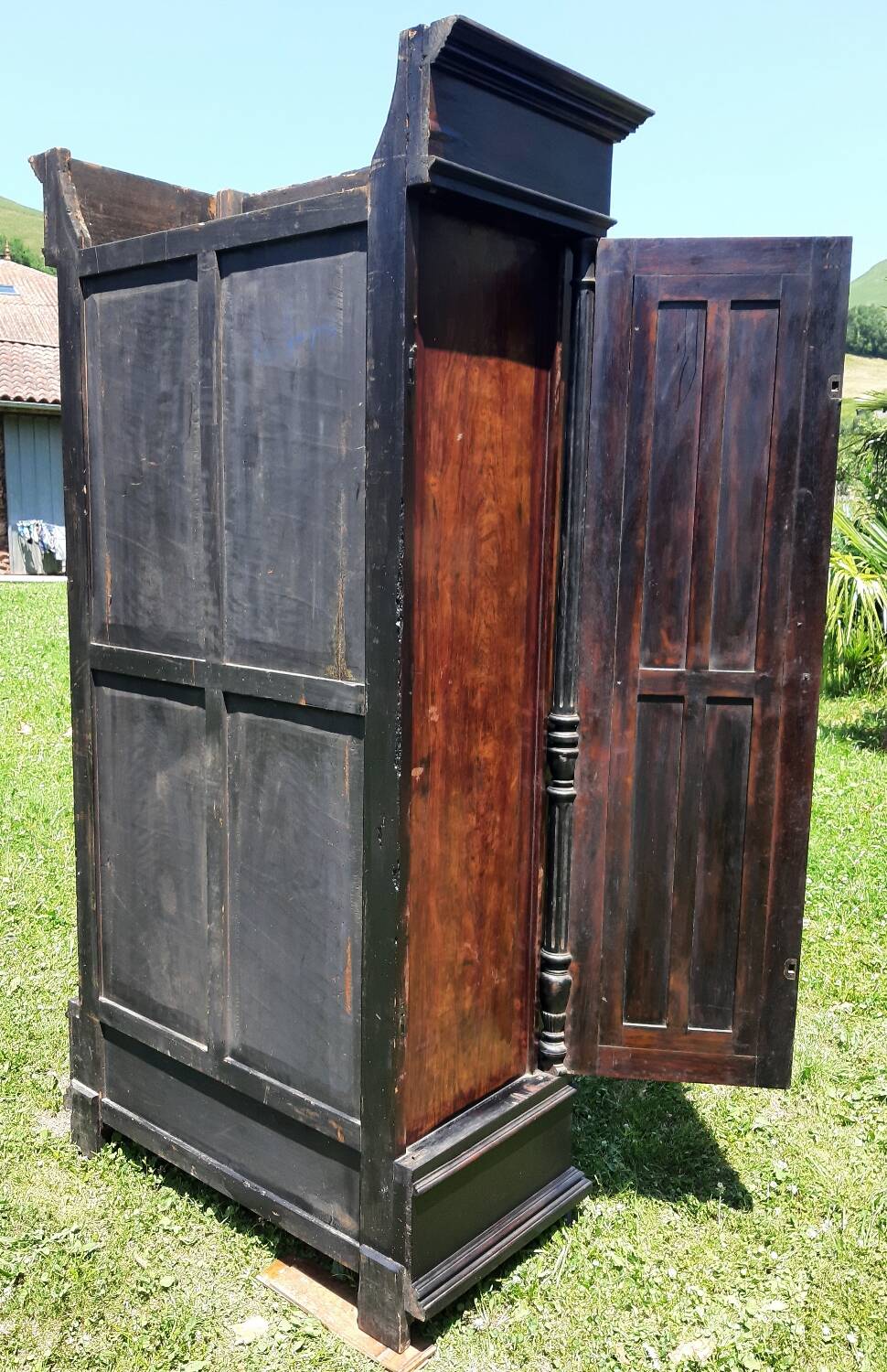 Dressmaker's cabinet with beveled triptych mirrors. (Mirror cabinet)