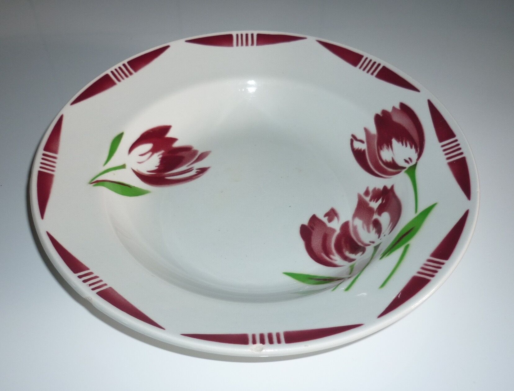 Tulip plates and garnet red bouquet
