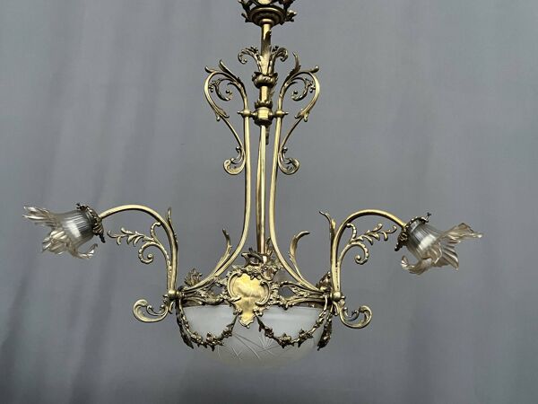 Lustre de style Louis XV. Bronze massif, cristal.