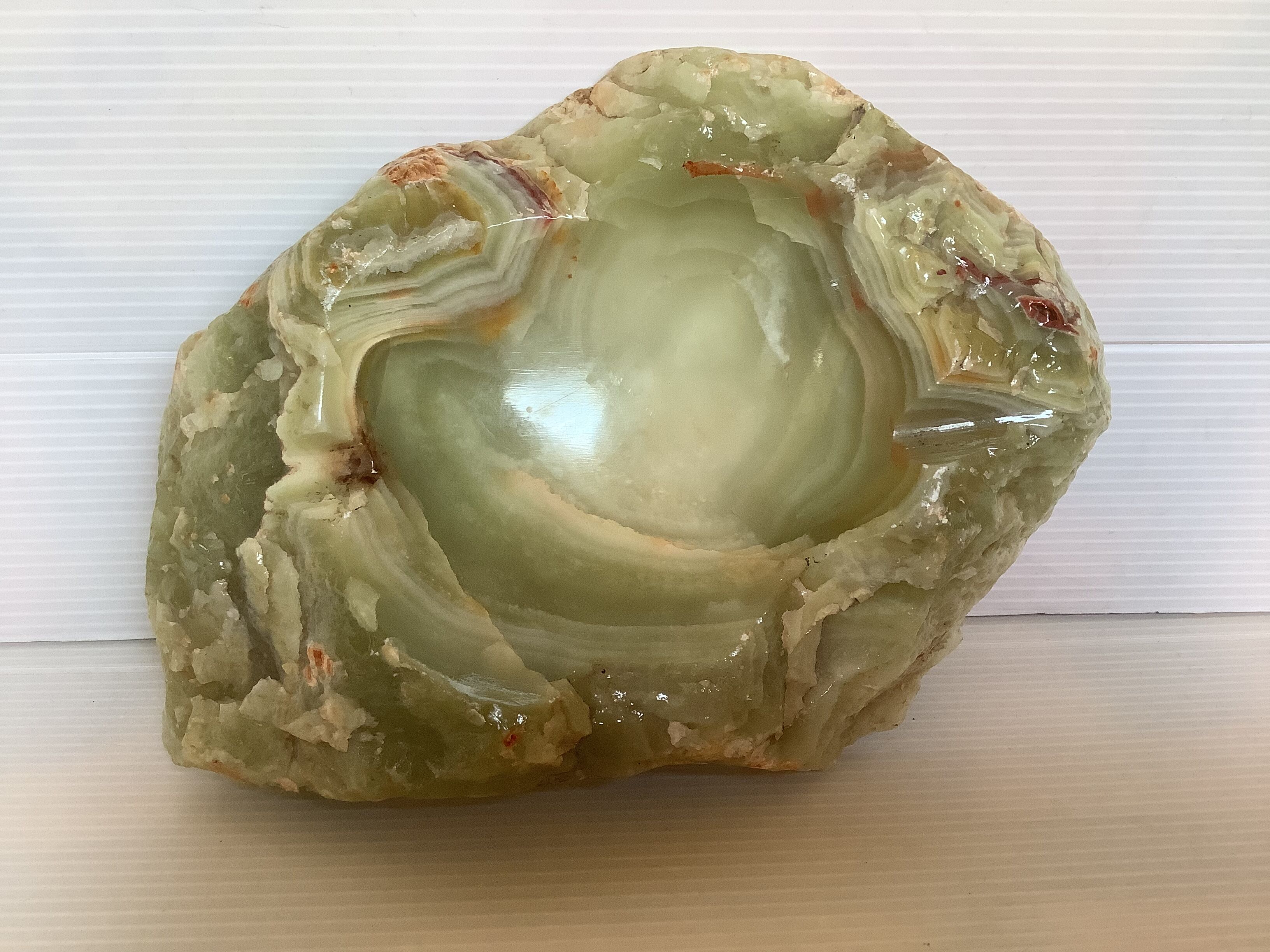 Empty pocket varnished onyx ashtray