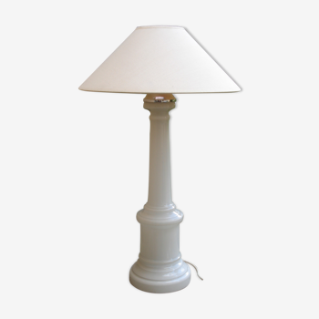 Lampe à poser en opaline blanche