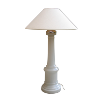 Lampe à poser en opaline blanche