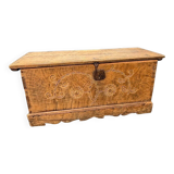 Magnifique coffre de mariage ancien en bois sculpté