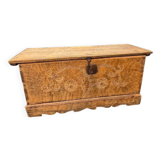 Magnifique coffre de mariage ancien en bois sculpté