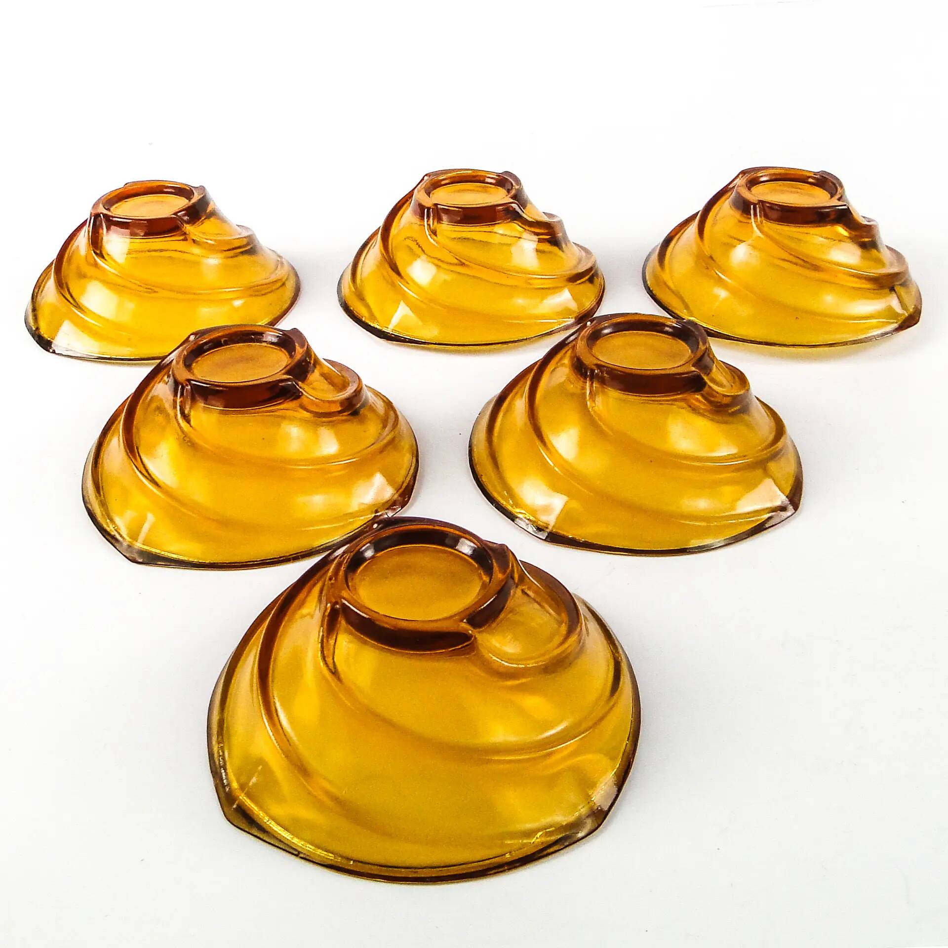 Ensemble d'assiettes à salade Wir, style moderne du milieu du siècle, verre pressé, Ząbkowice, Pologne, années 1970.