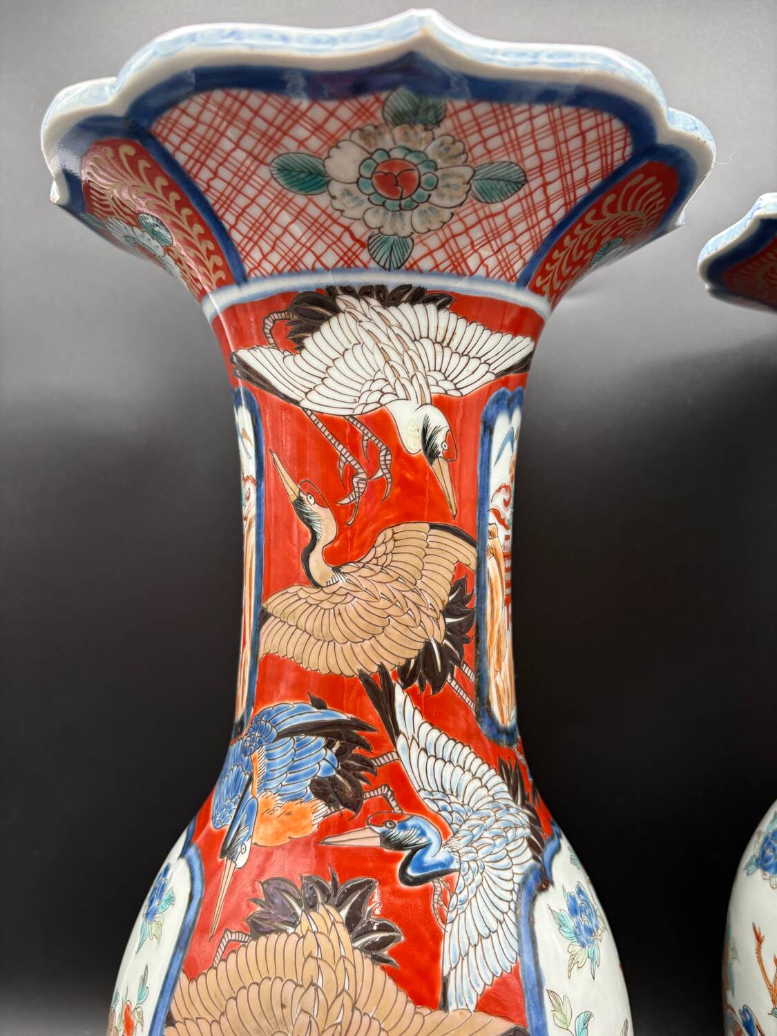 Paire de Vases Cornets Japonais Imari | Décor de Grues & Rouge de Fer