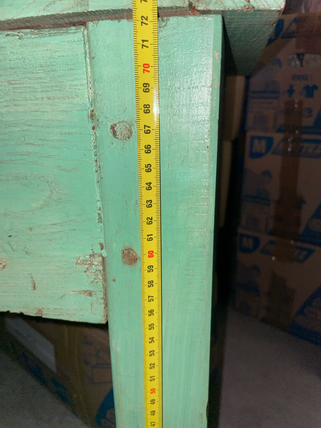 Console ancienne en bois vert et motifs floraux