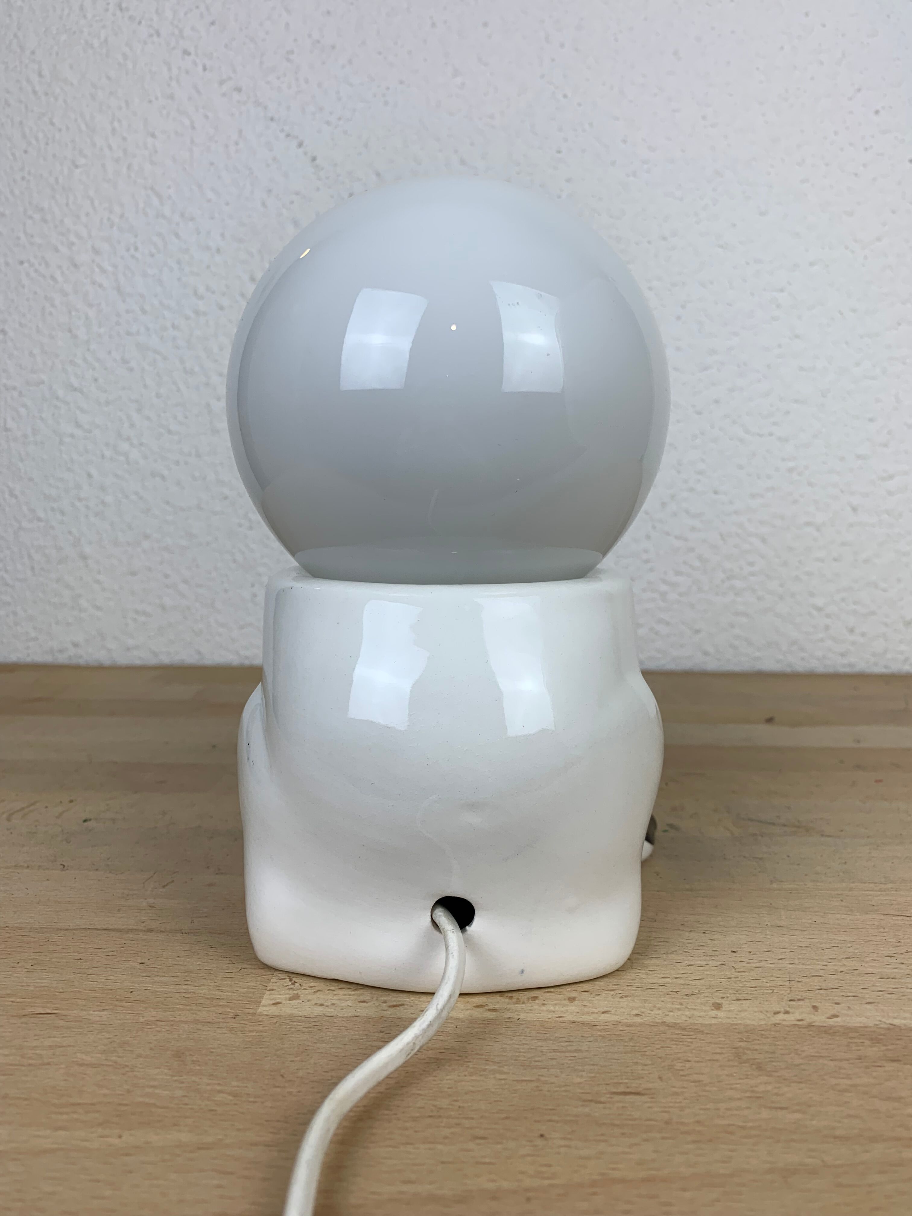 Lampe chien en céramique et globe opaline