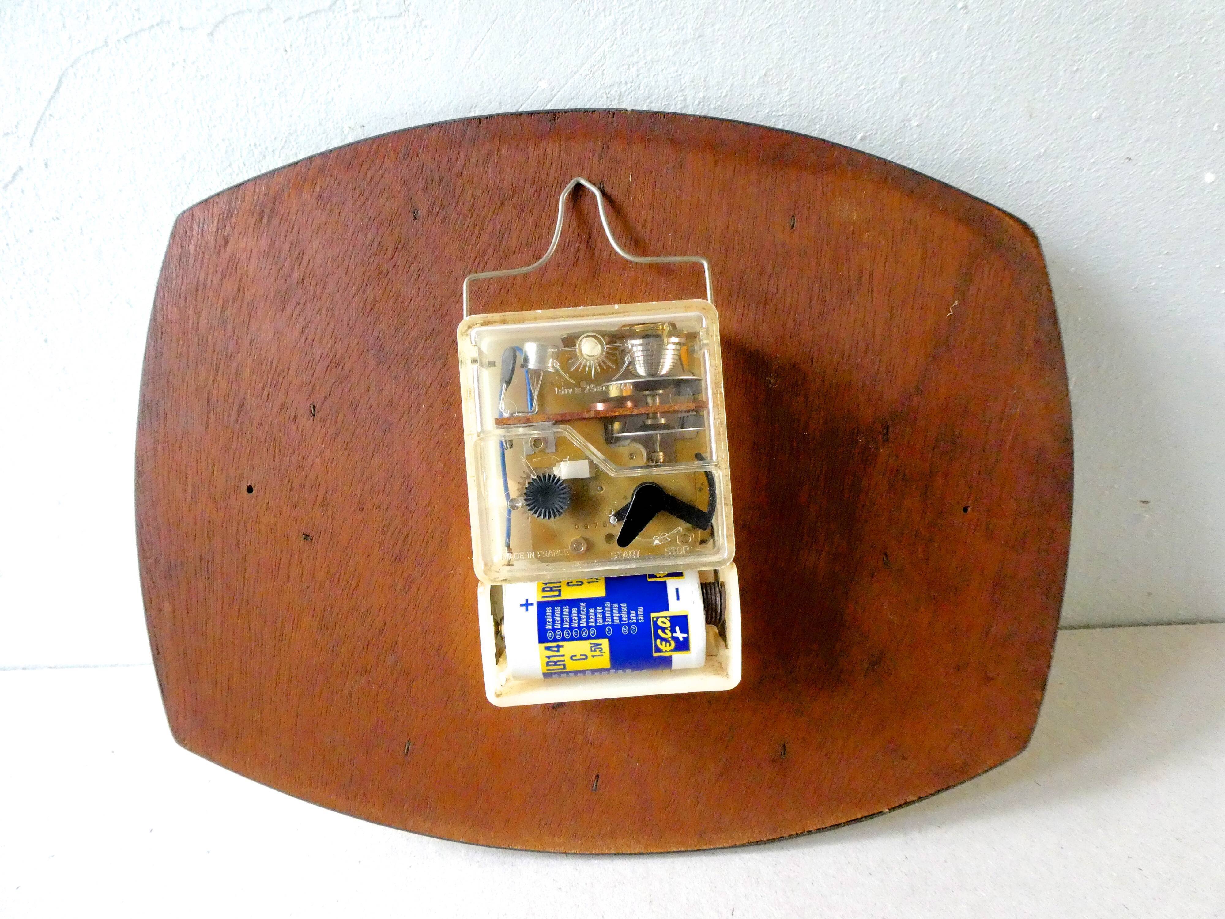 Pendule, Bayard wall clock in yellow formica from the 60s