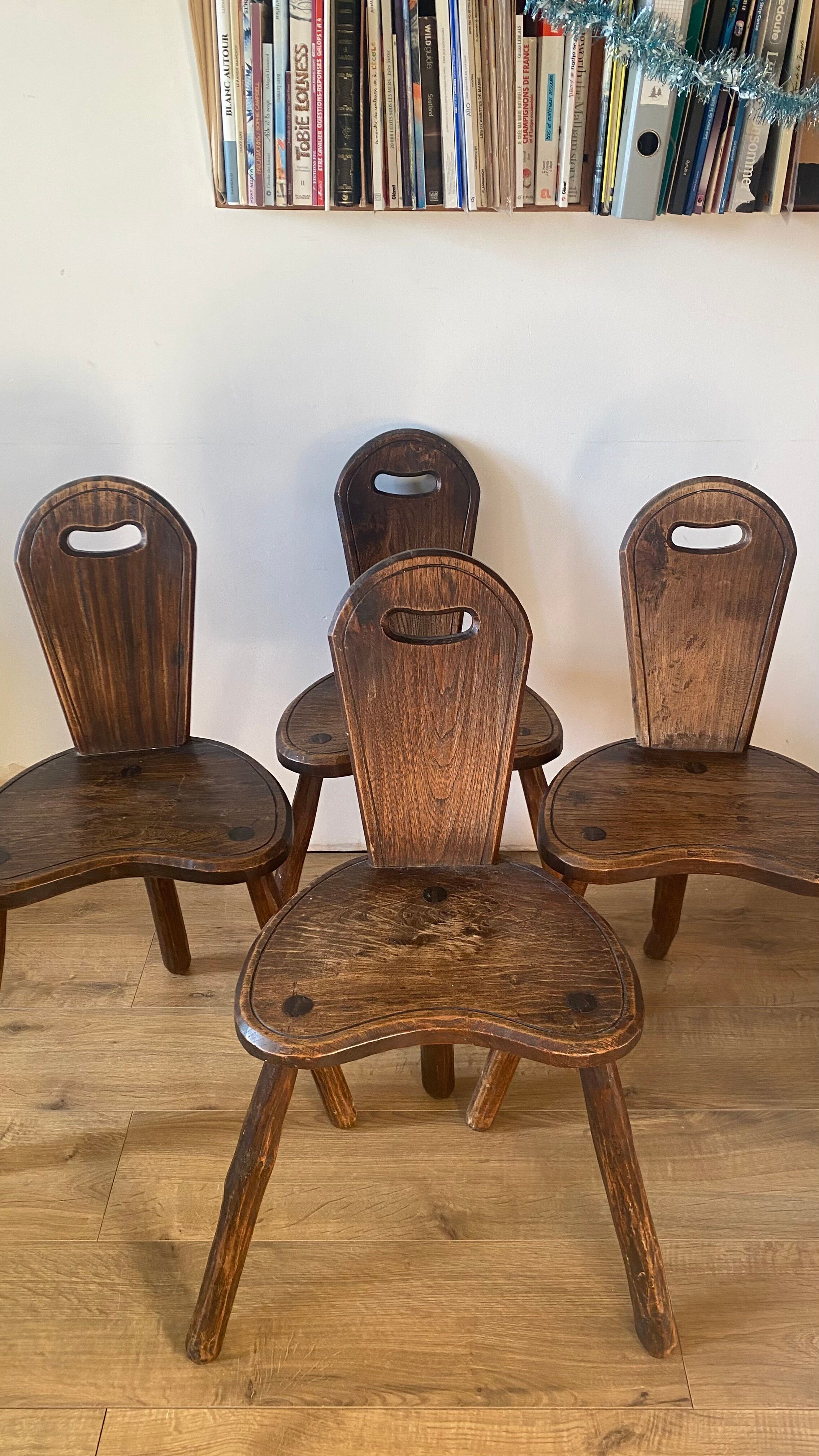 4 chaises tripode de ferme brutalistes