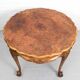 Table basse de style baroque, milieu du siècle, avec pieds en griffe, plateau festonné en bois de burl