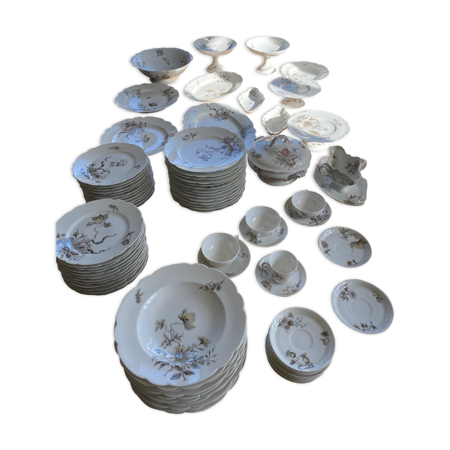 Porcelain crockery service