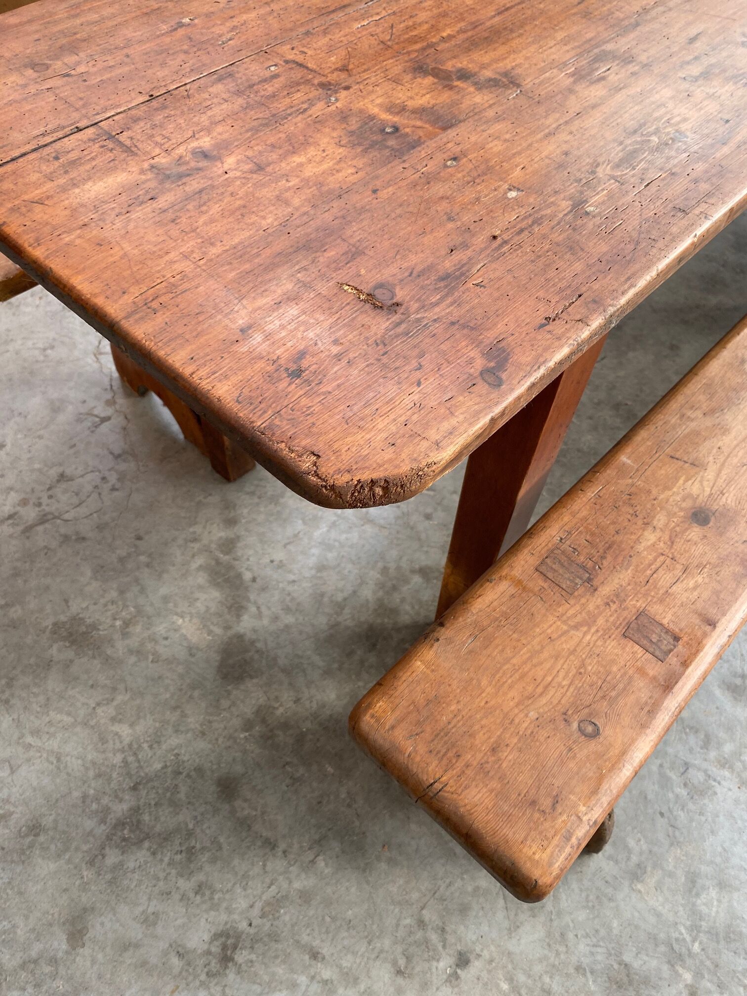 Table de brasserie et ses 2 bancs
