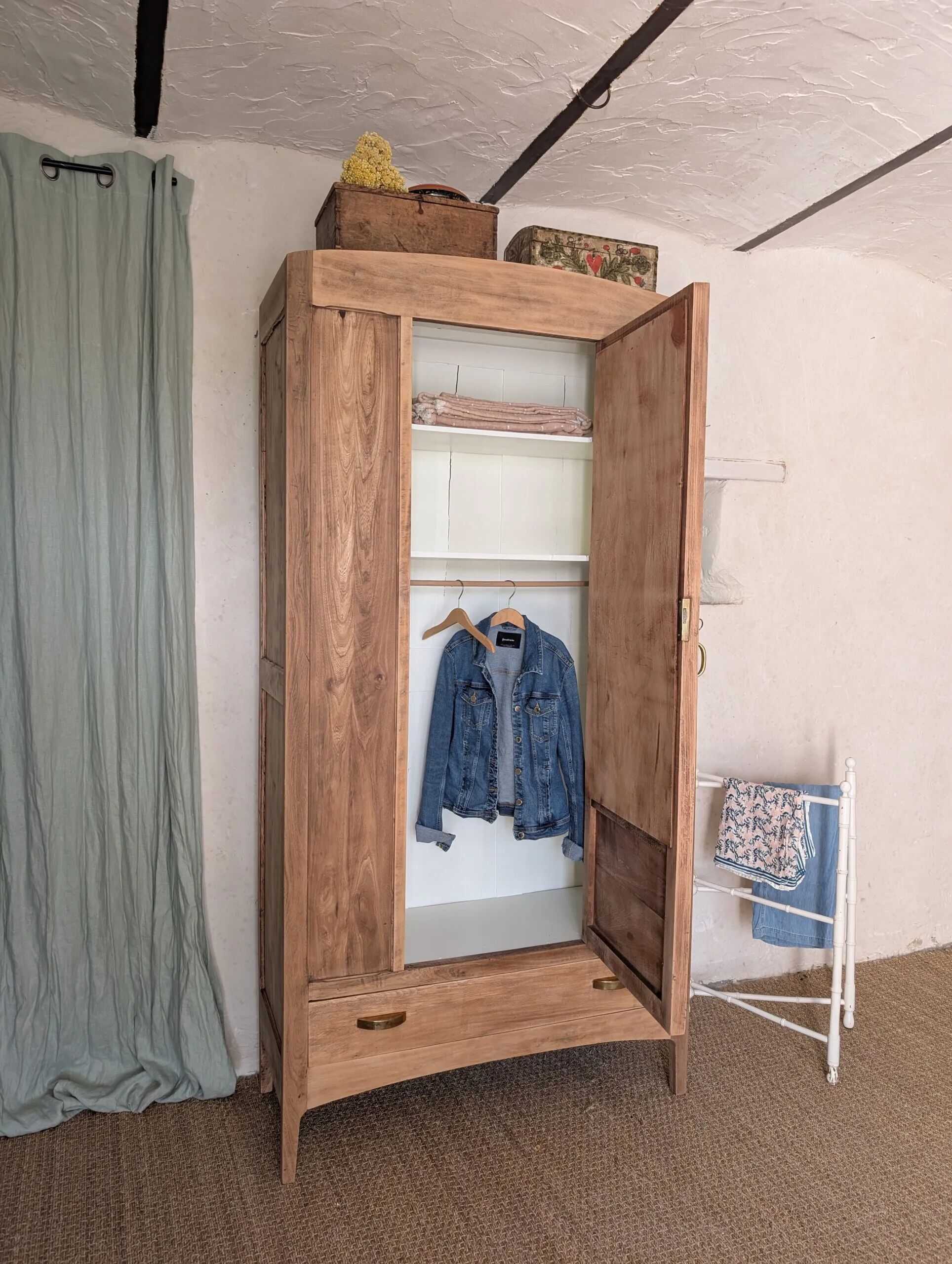 Bonnetière parisienne ancienne avec miroir en bois brut restauré