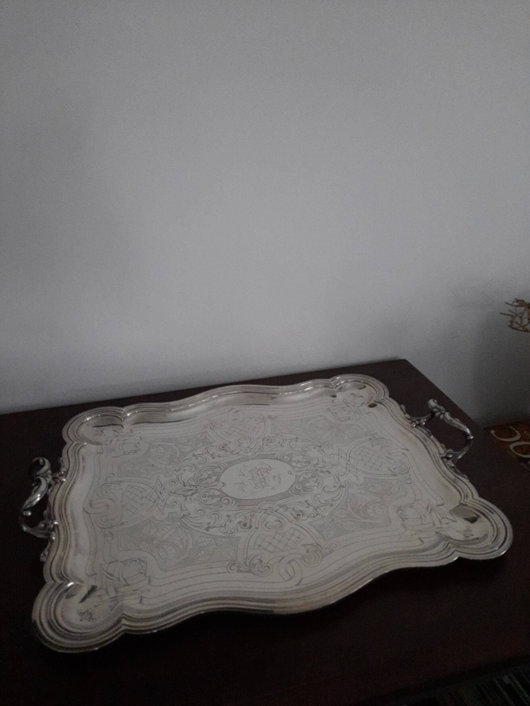 Petit plateau rond artisanal marocain en métal argenté cerclé et