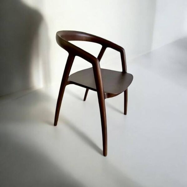 chaise en bois massif avec accoudoirs en bois foncé