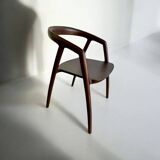 chaise en bois massif avec accoudoirs en bois foncé