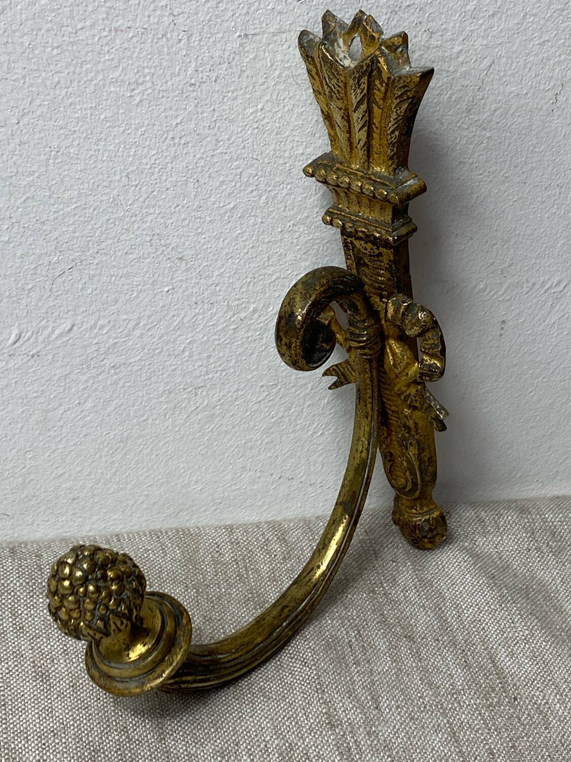 Patère en bronze, décor noeud