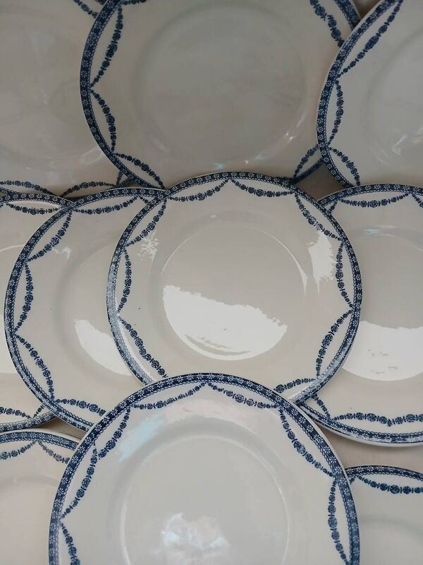 12 assiettes plates anciennes en Terre de fer