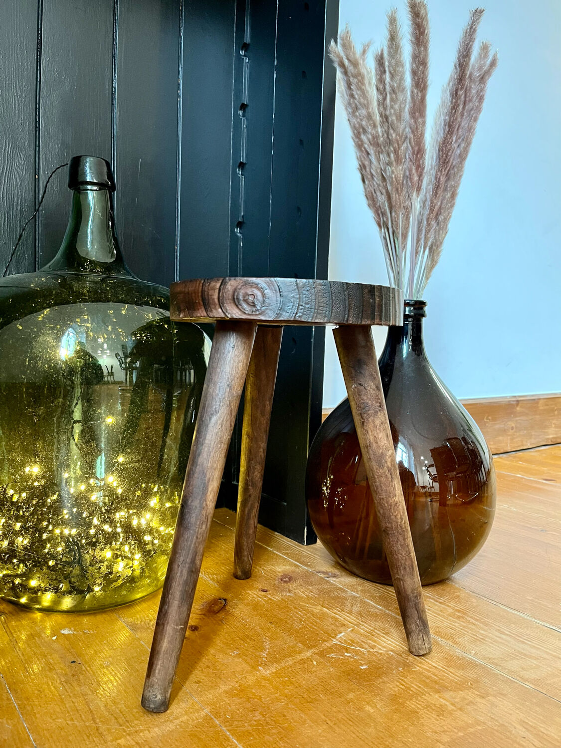 Tripod stool feet compass