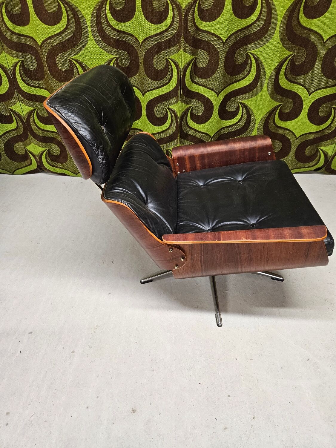Fauteuil lounge cuir noir 1970 vintage