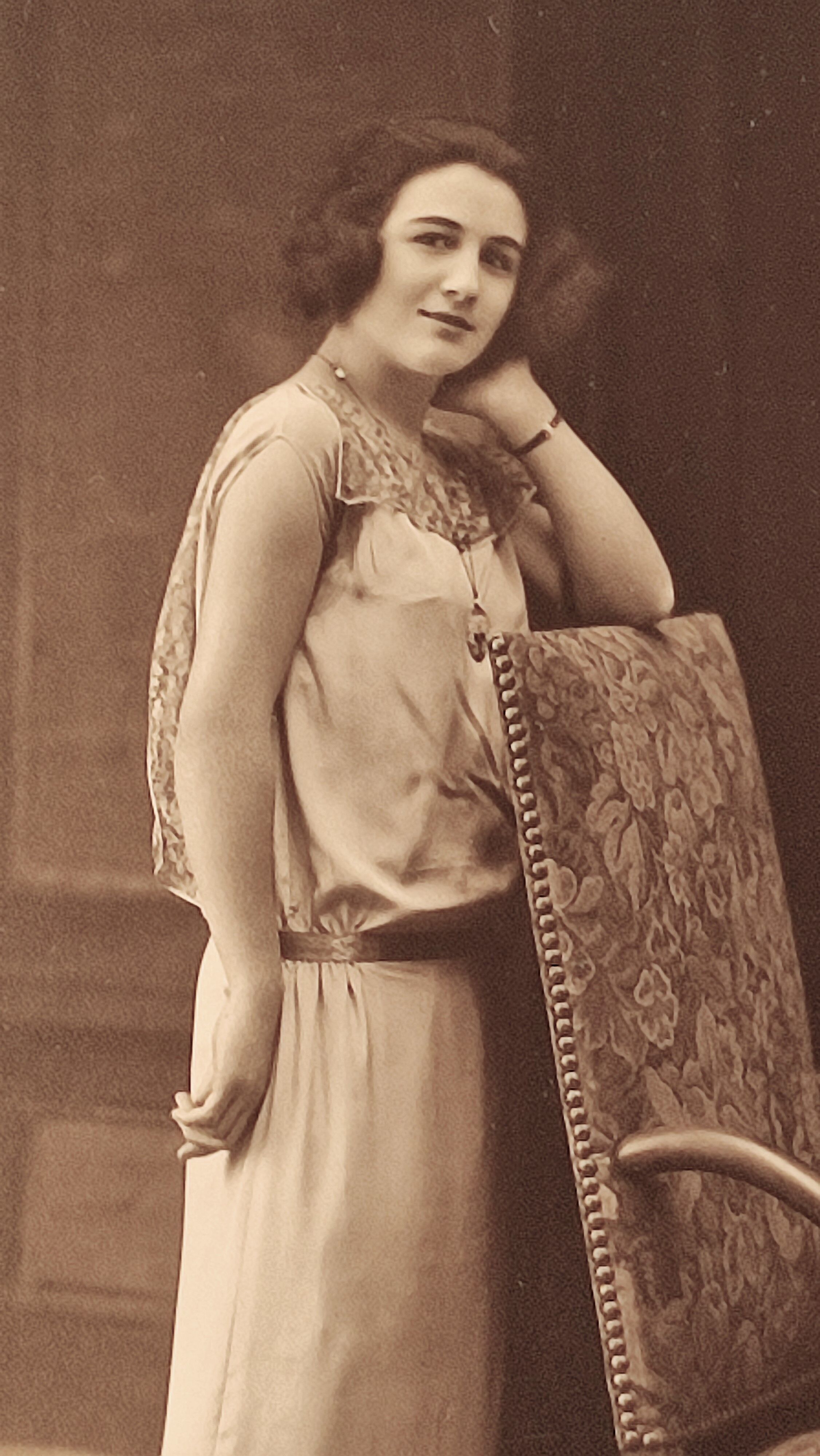 Photo "elegant leaning on the armchair" of fontes paris