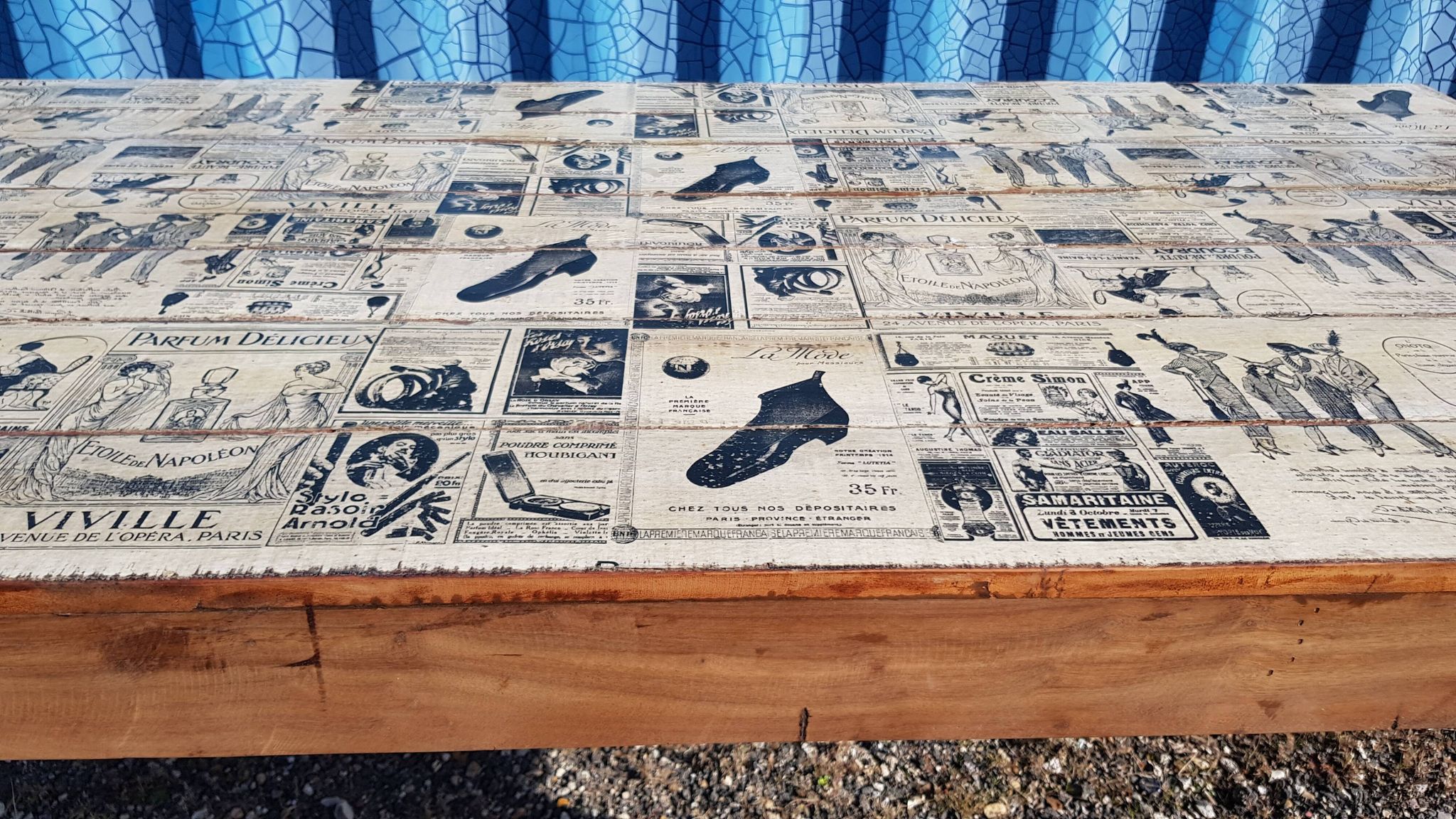 Table à manger en teck avec plateau illustré