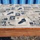 Table à manger en teck avec plateau illustré
