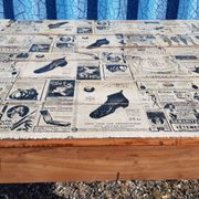 Table à manger en teck avec plateau illustré