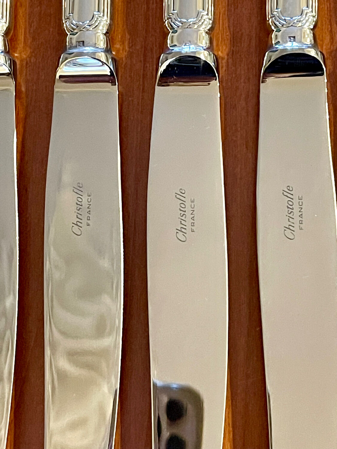 Christofle crossed ribbons, cutlery set for 6 people in new condition, 24 pieces.