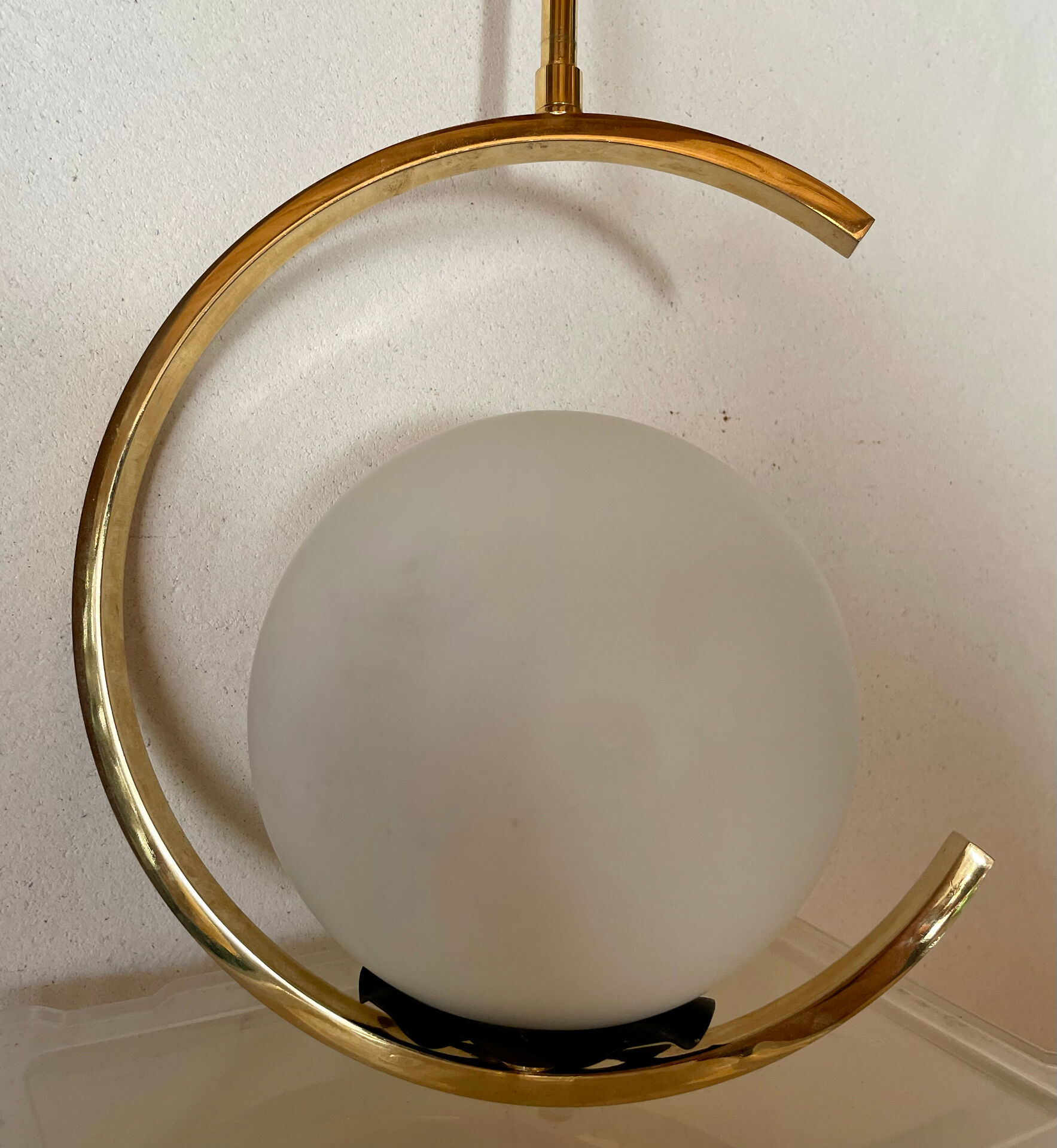 Suspension mid-century laiton et verre opalin