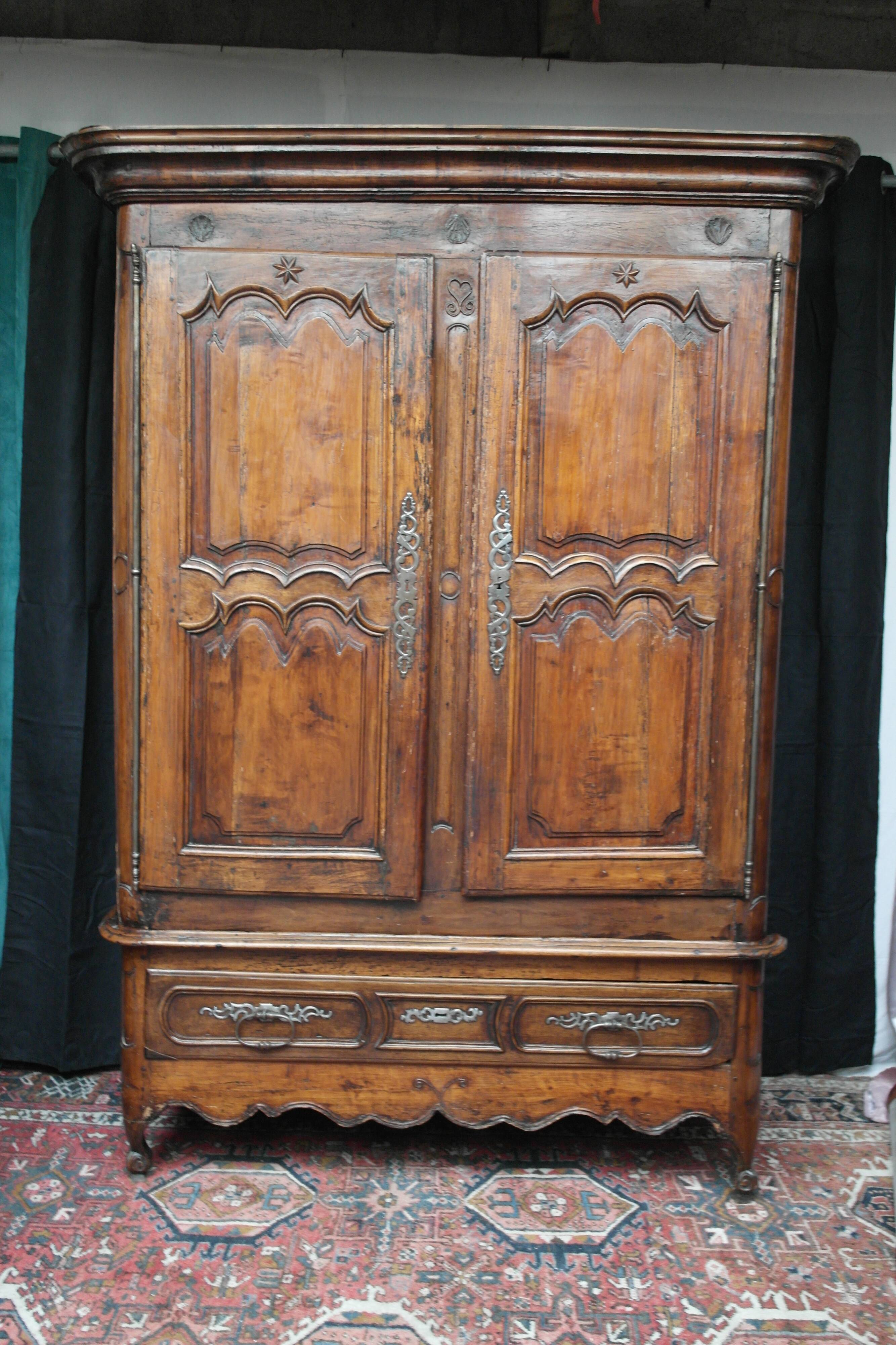 Walnut cabinet, 18th