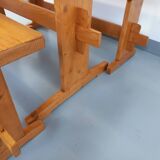 Suite d’une table et de 2 bancs en sapin, années 60