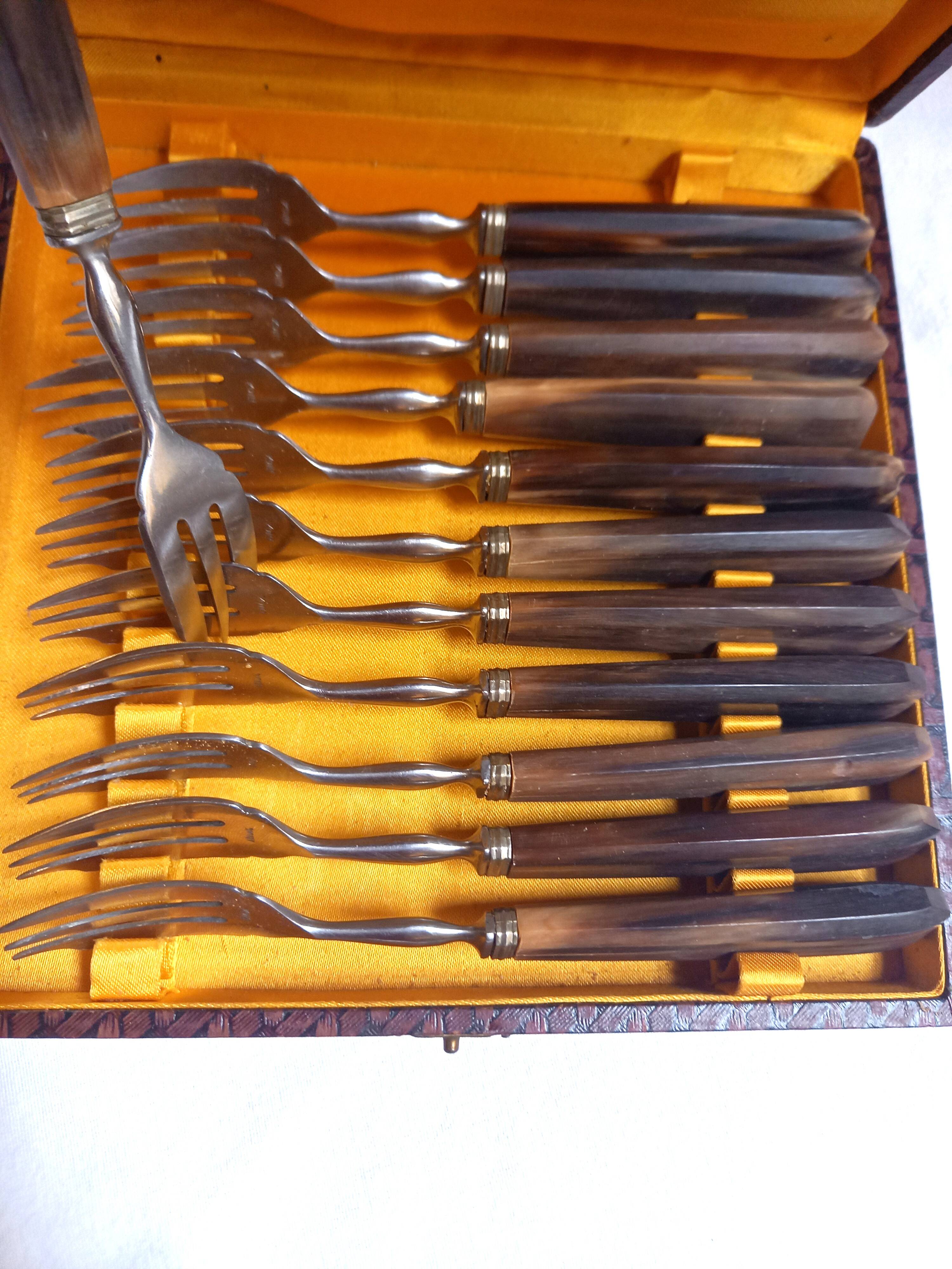 Box of 12 stainless steel cake forks, brown horn handle