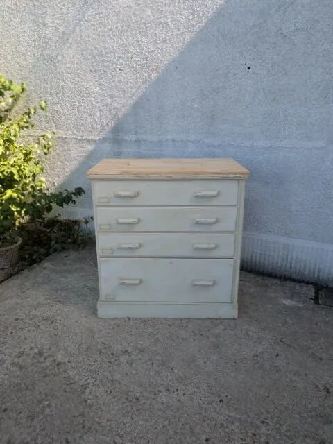 Distressed chest of drawers