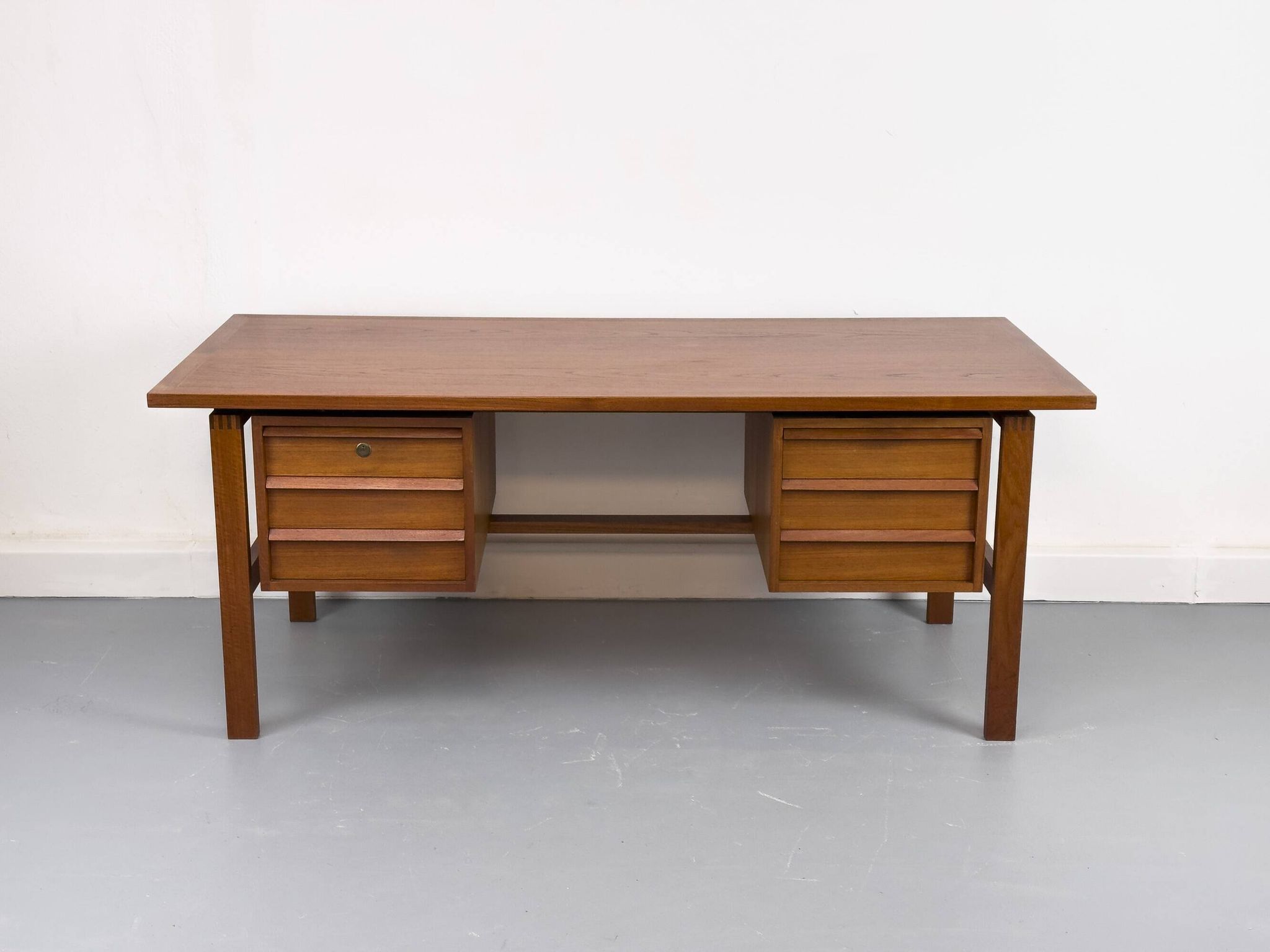 Mid-century teak desk by Svend Åge Madsen for Sigurd Hansen, 1960s.