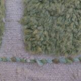 Tapis marocain vert amande et bleu vert à reliefs moderne