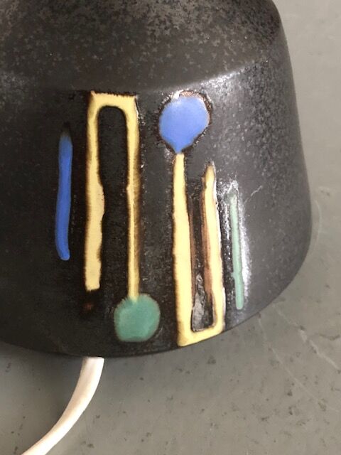 Brutalist style laying lamp with rope lampshade and ceramic foot