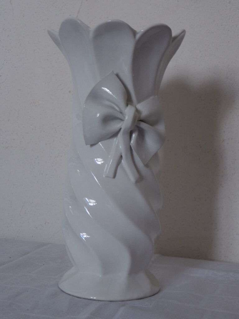 White ceramic vase Bassano deco knot