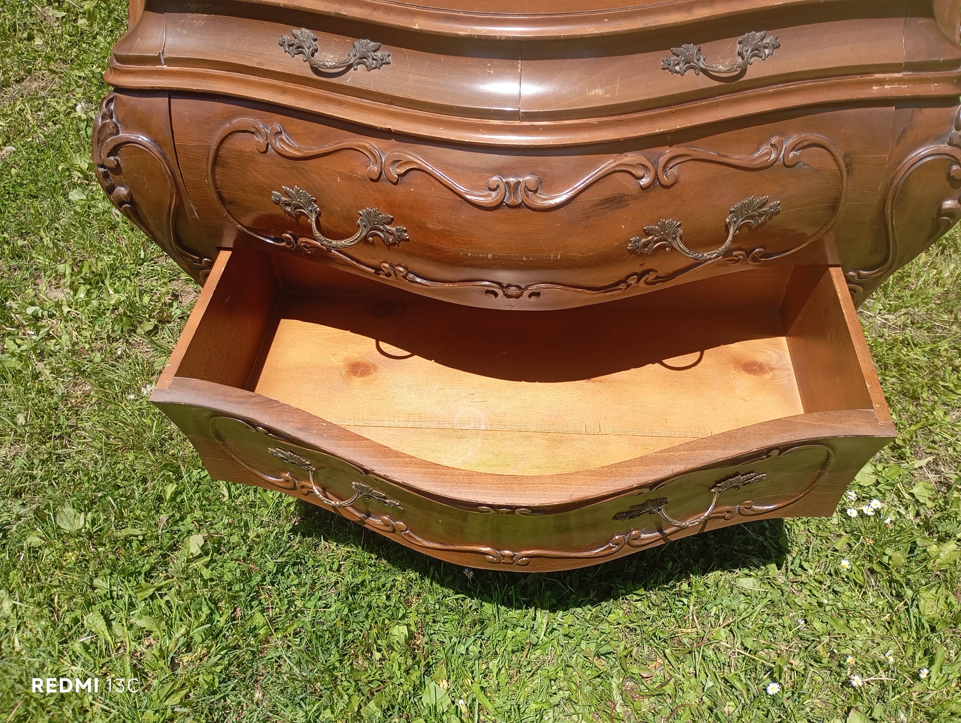 Tomb-shaped commode