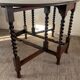 Ancienne table pliante anglaise en bois et pieds tournés 