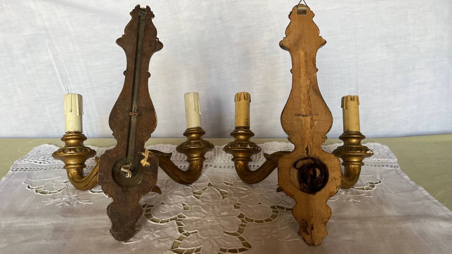 Paire d’appliques  murales bois peint vintage