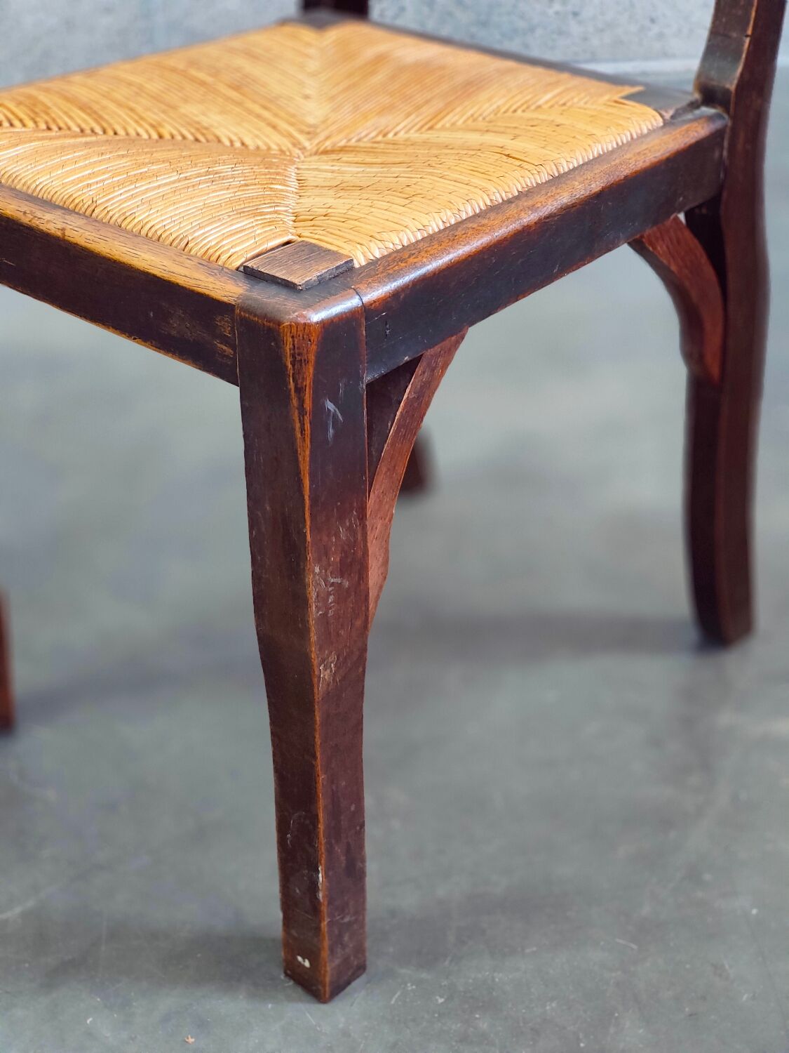 Suite of 6 chairs brutalist style straw and solid oak