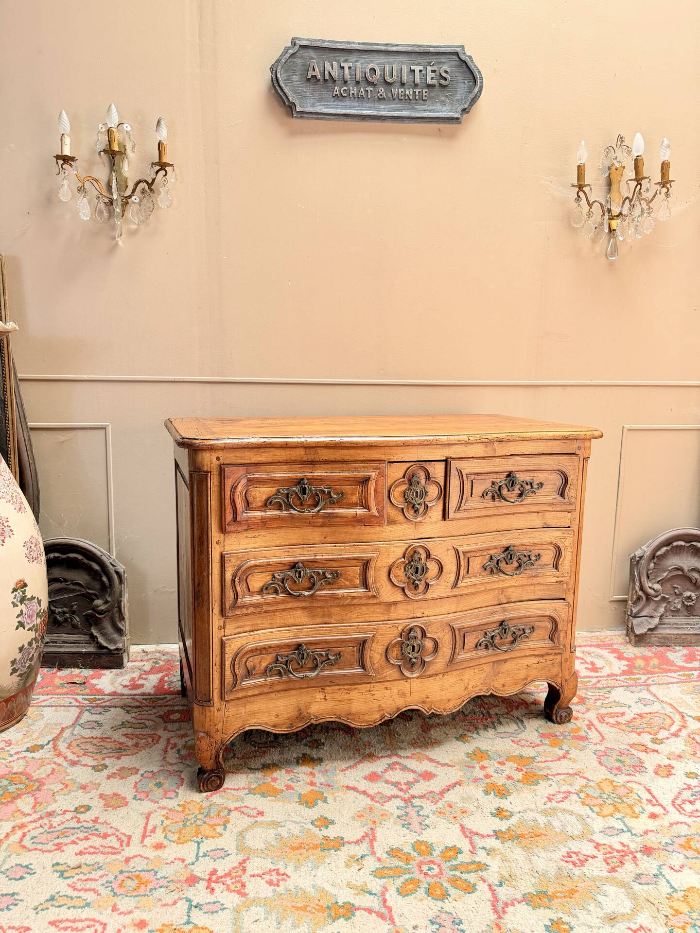 CURVED COMMODE IN WALNUT, PROVINCIAL WORK FROM THE LOUIS XV XVIII PERIOD