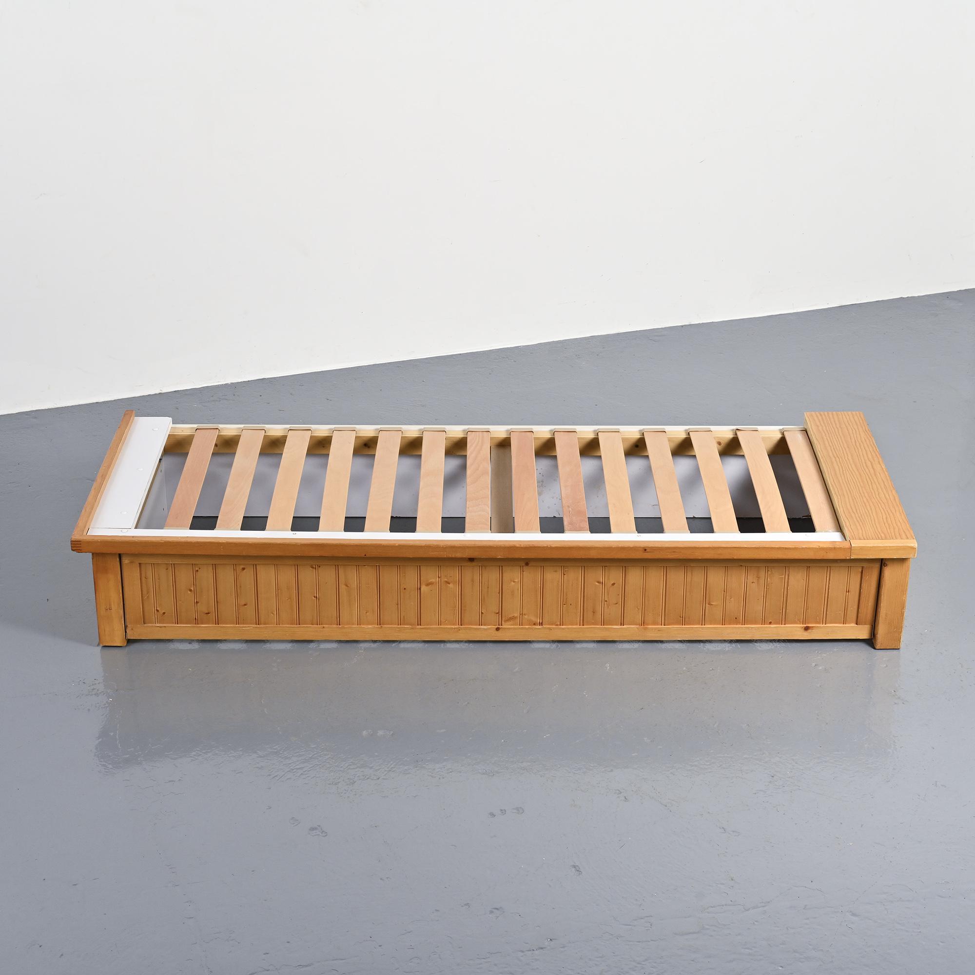 Banquette-lit dessinée par Charlotte Perriand pour Les Arcs, circa 1970.