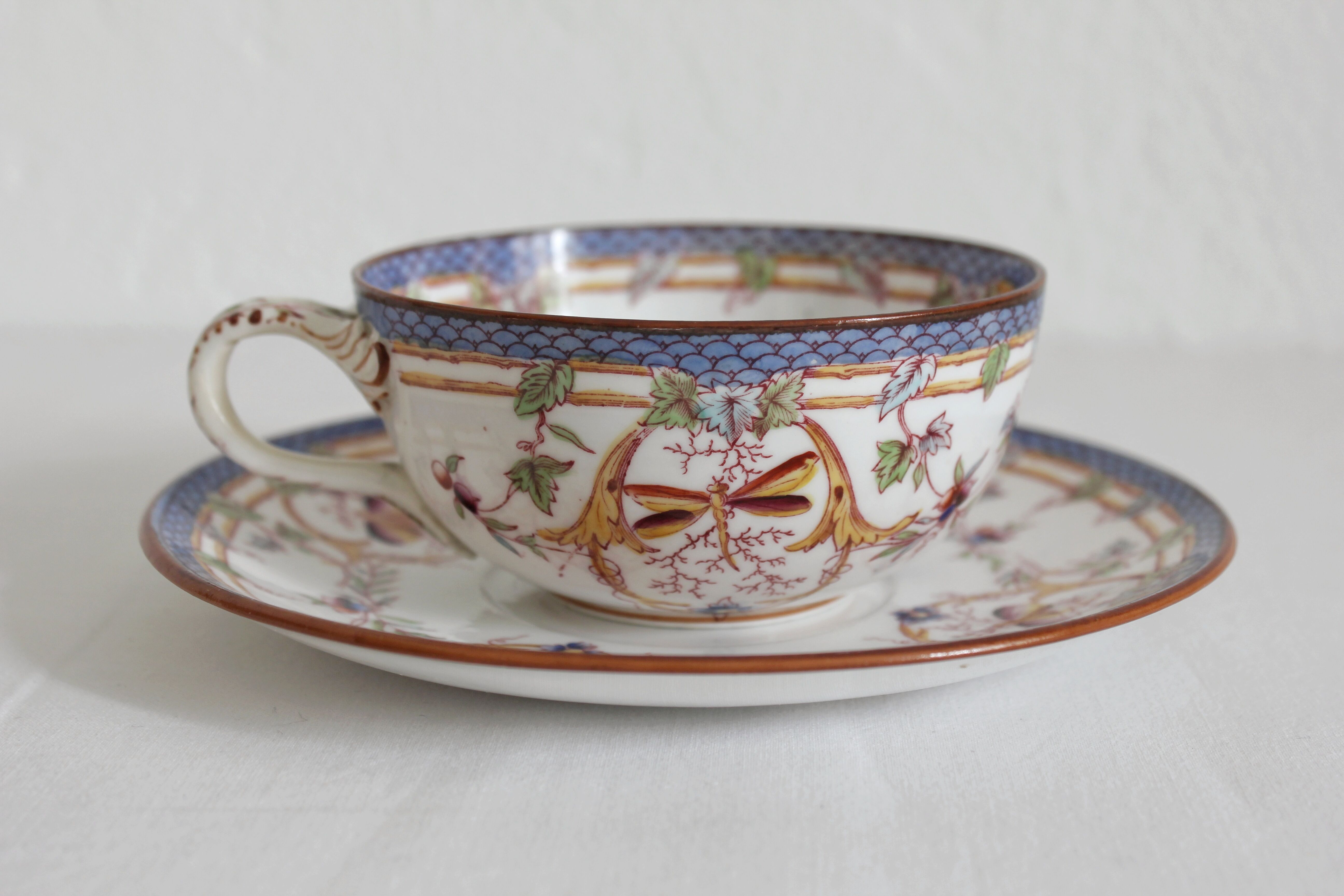 Tasse à café en terre de fer décor Minton mauve Sarreguemines fin XIXe