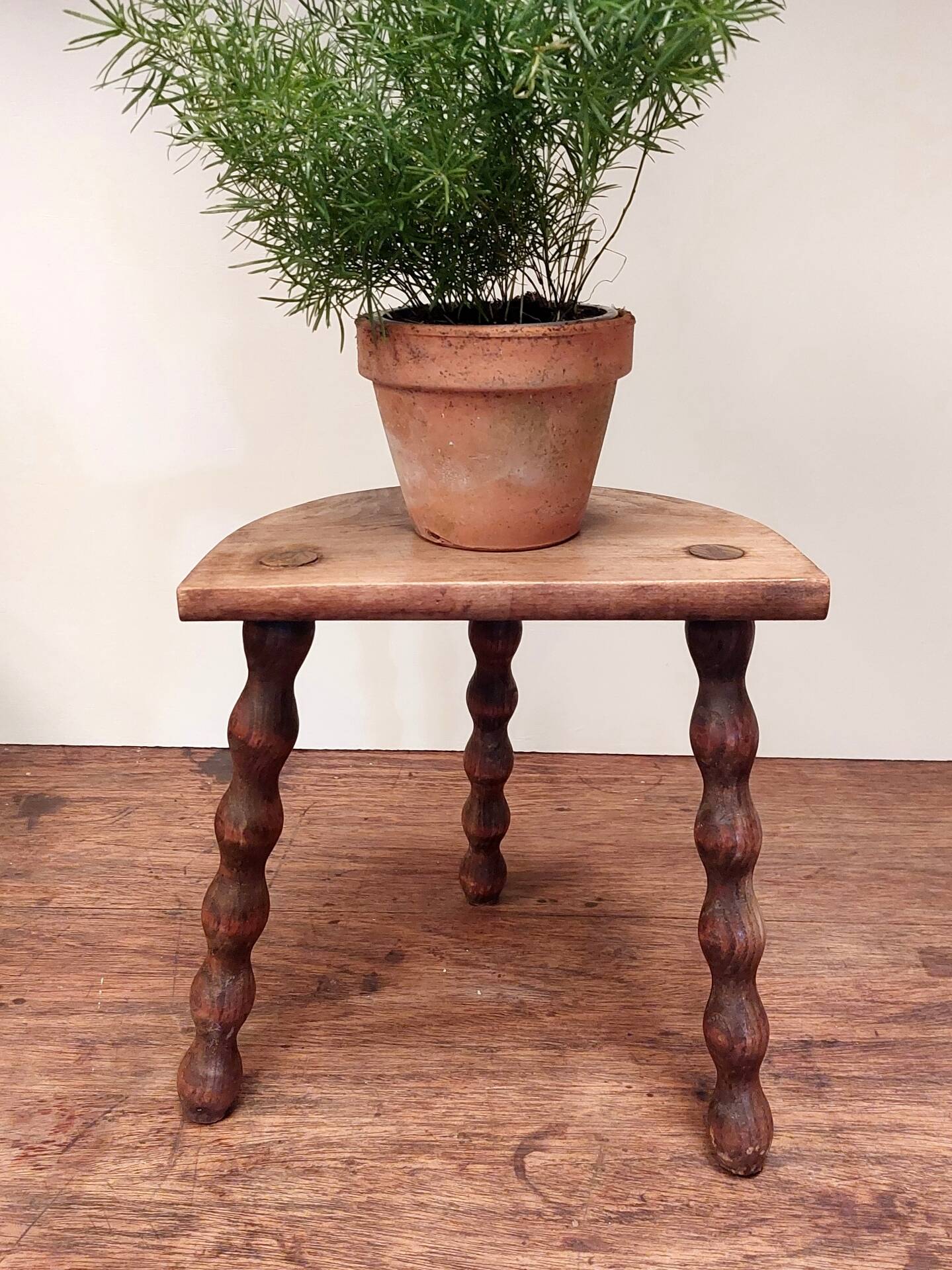 Tabouret ancien tripode en bois